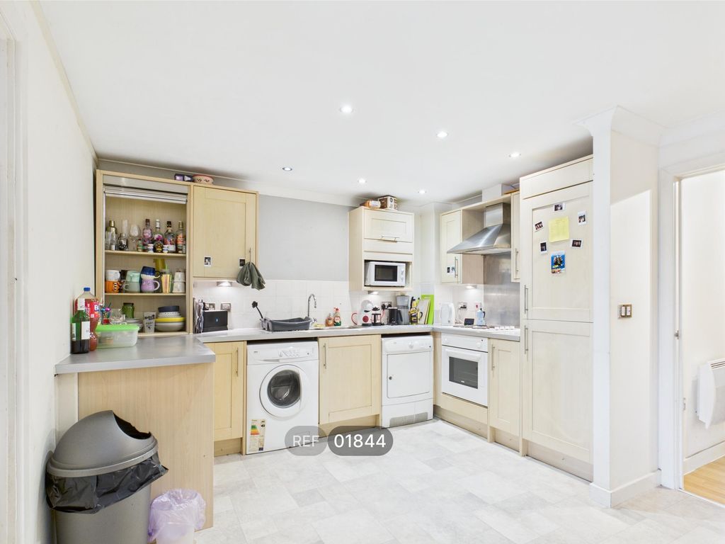 Property photo 3 of 11 Kitchen