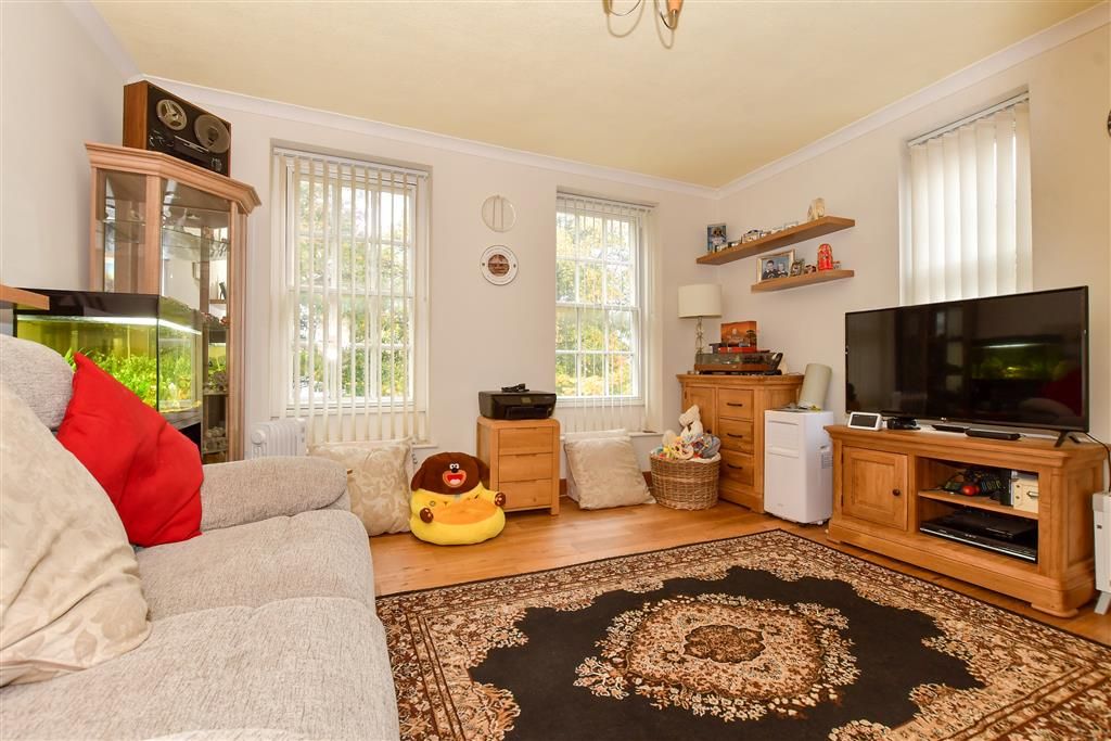 Property photo 3 of 11 Lounge