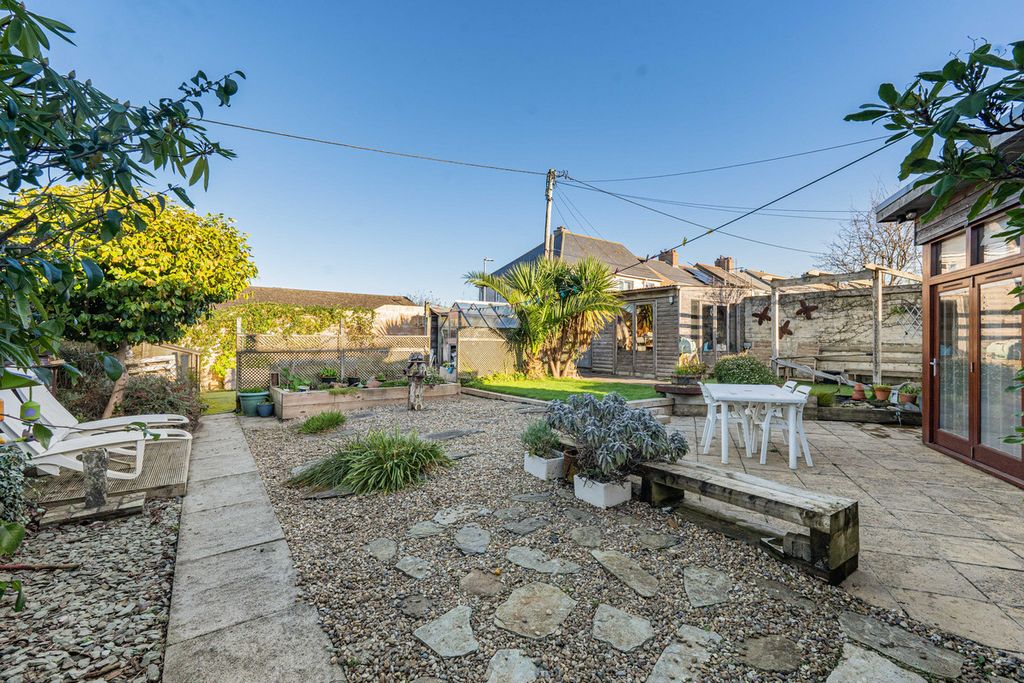 Property photo 2 of 32