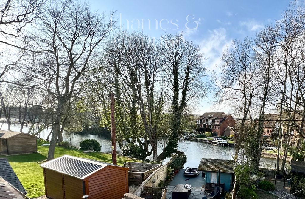 Property photo 1 of 44 Primary Bedroom River Thames View
