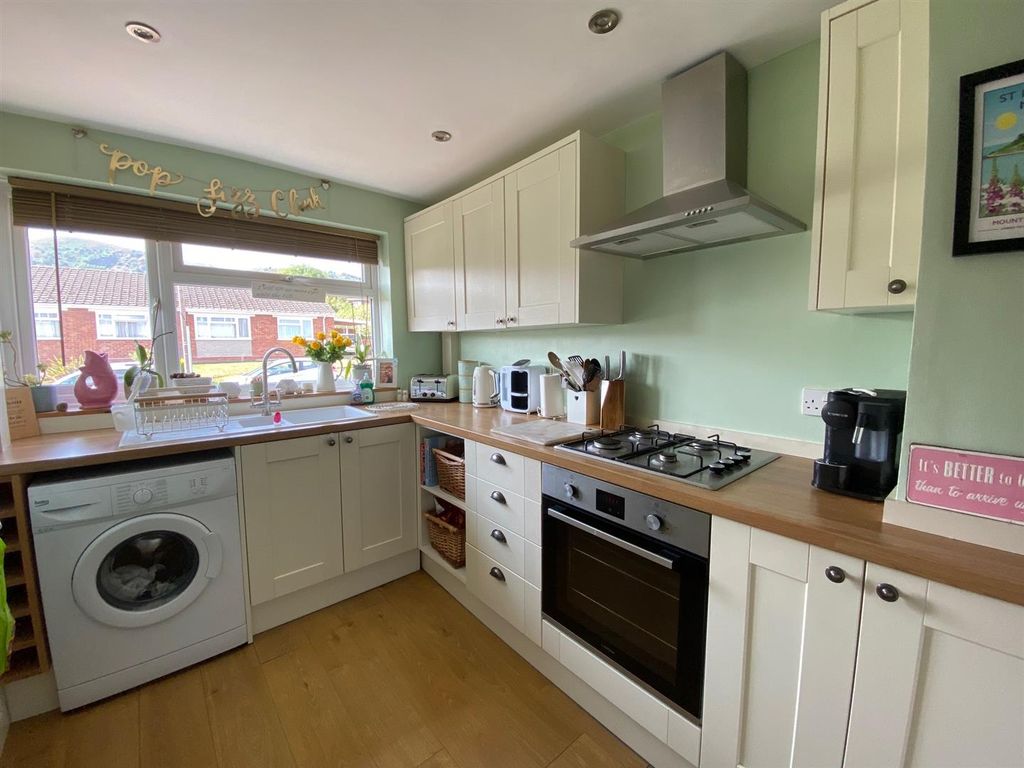 Property photo 2 of 15 Re-Fitted Kitchen.Jpg