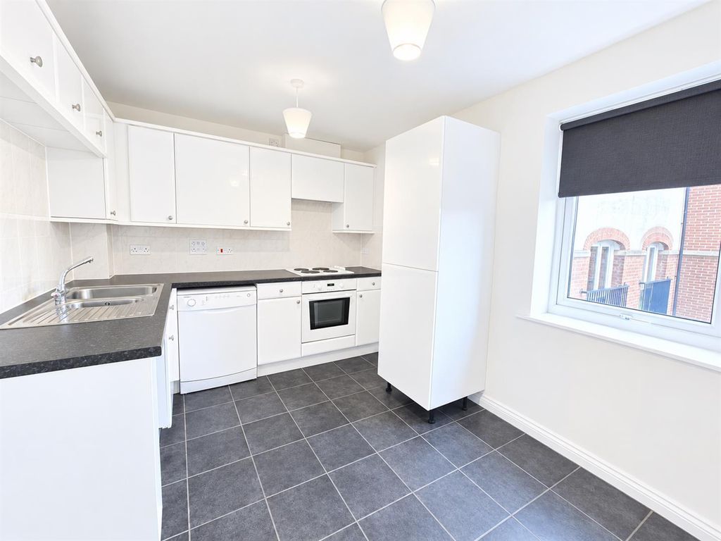 Property photo 3 of 10 Kitchen