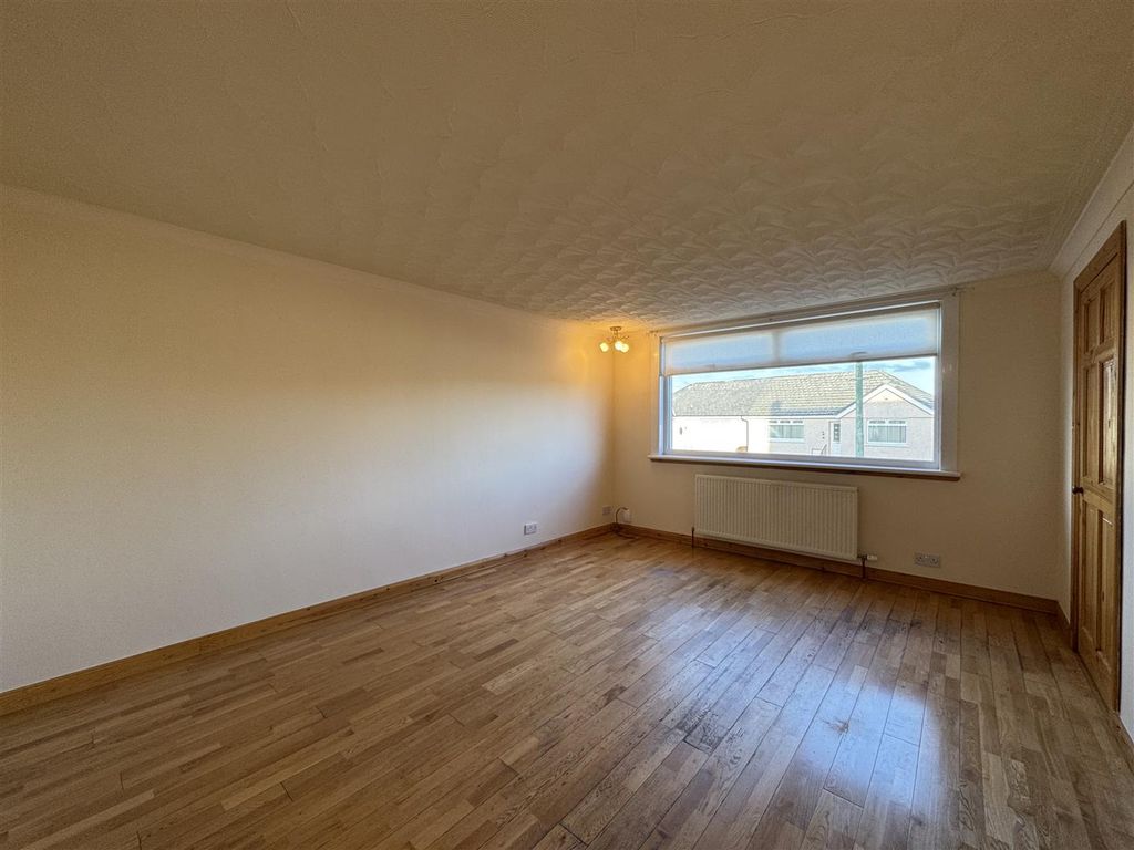 Property photo 3 of 18 Lounge