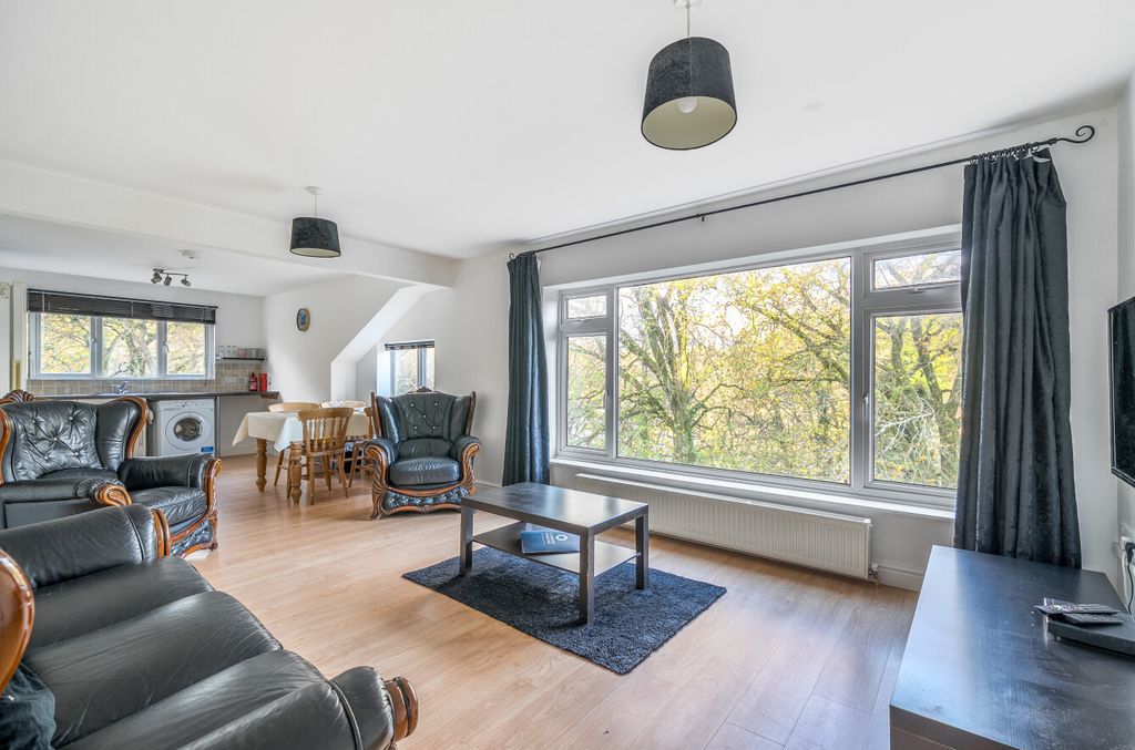 Property photo 3 of 7 3 - Lounge