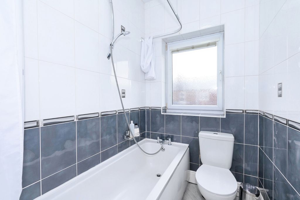 Property photo 3 of 10 Bathroom