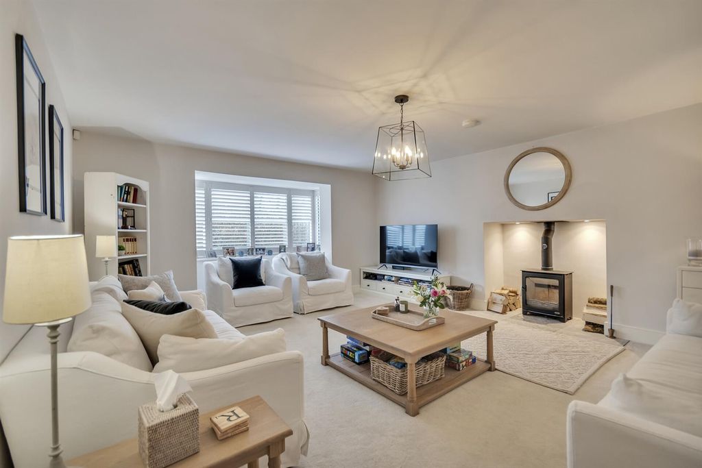 Property photo 2 of 17 Lounge