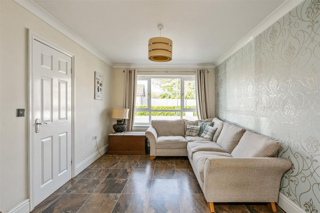 Property photo 3 of 15 35 Needhill Close_8.Jpg