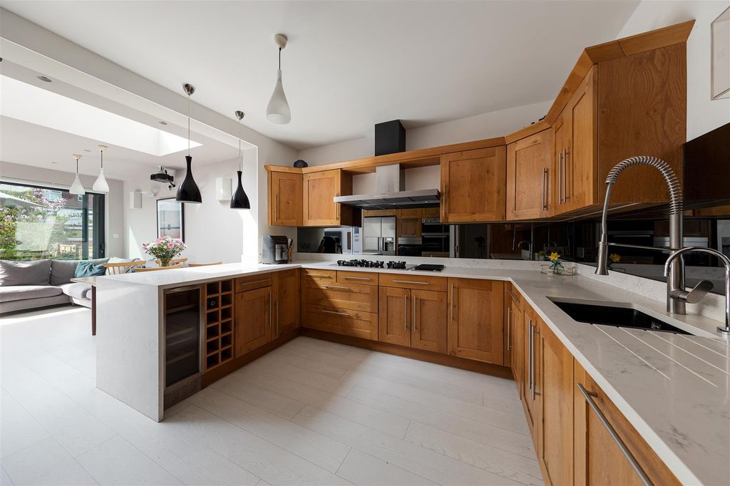 Property photo 2 of 34 Cherrydown Avenue, E4