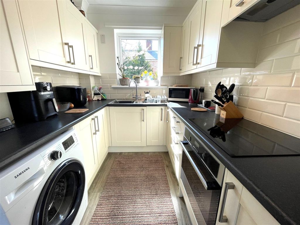 Property photo 3 of 10 Kitchen.Jpg