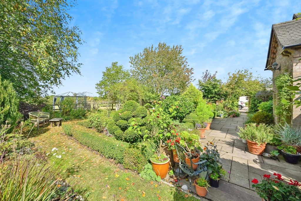 Property photo 3 of 24 Garden