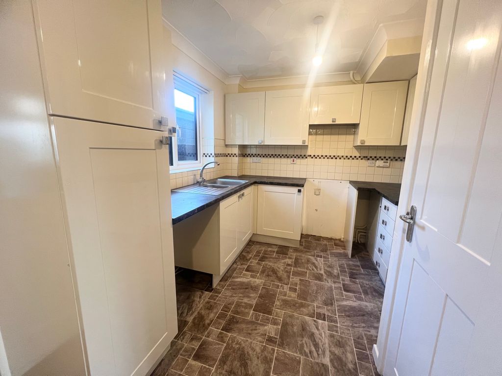 Property photo 2 of 10 Kitchen