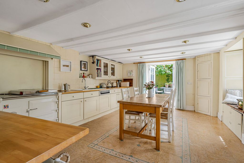Property photo 2 of 31