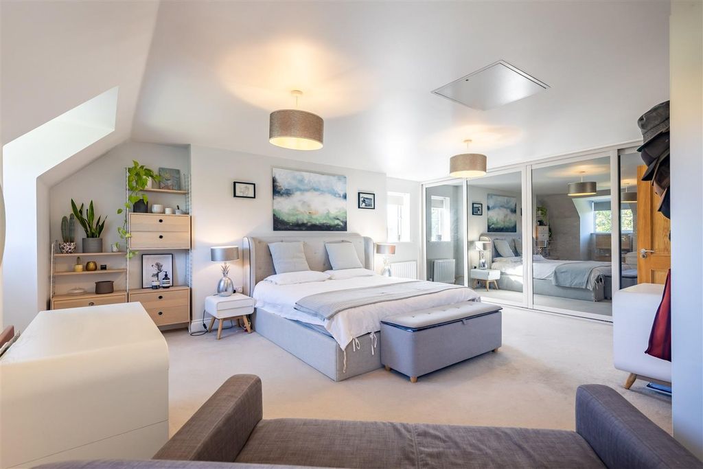 Property photo 3 of 39 1 Boleyn Row  (25).Jpg