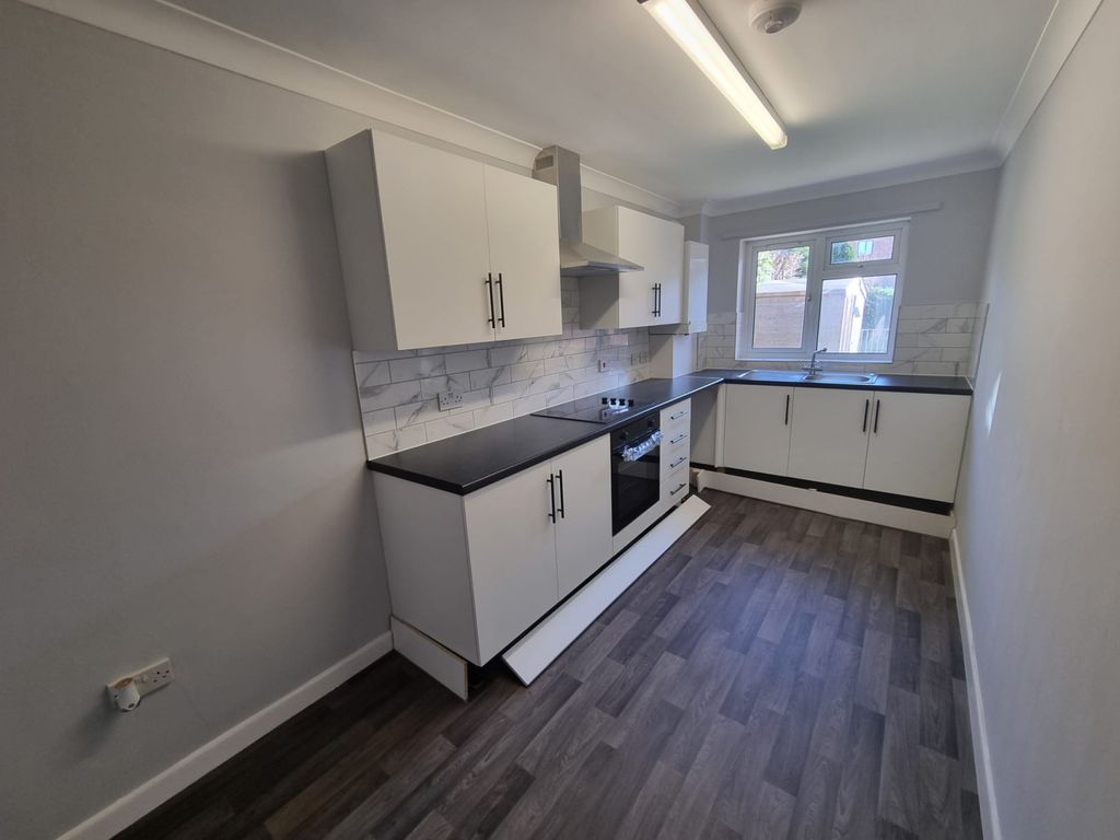 Property photo 1 of 9 Long Let With Parking & Balcony & Views, First Floor Quality Newly Refurbished Apartment, Flat 4, Boro Court, 2B Bellevue Road, Poole, Bh14 8Tq
