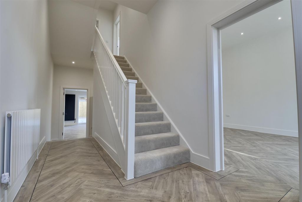 Property photo 3 of 35 47Cafc53-4149-4169-A995-5C51A1215035_1_201_A.Jpeg