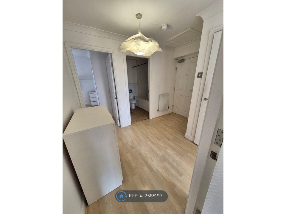 Property photo 3 of 19 Entrance Hall