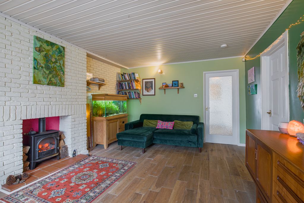 Property photo 2 of 25 Living2