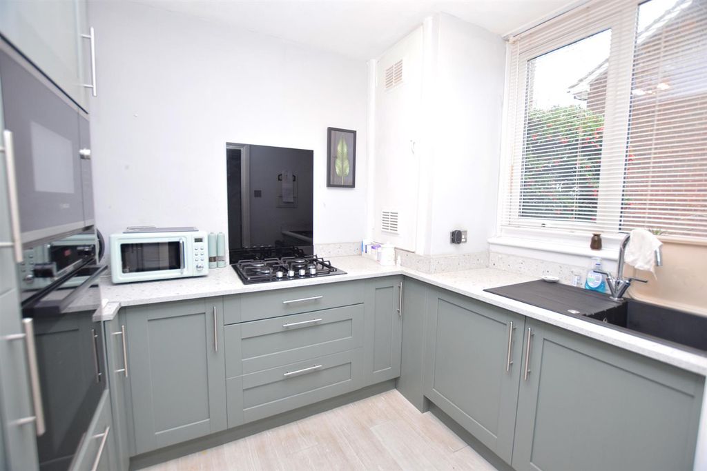 Property photo 2 of 9 Kitchen