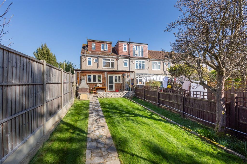 Property photo 3 of 19 Ainslie Wood Gardens, E4