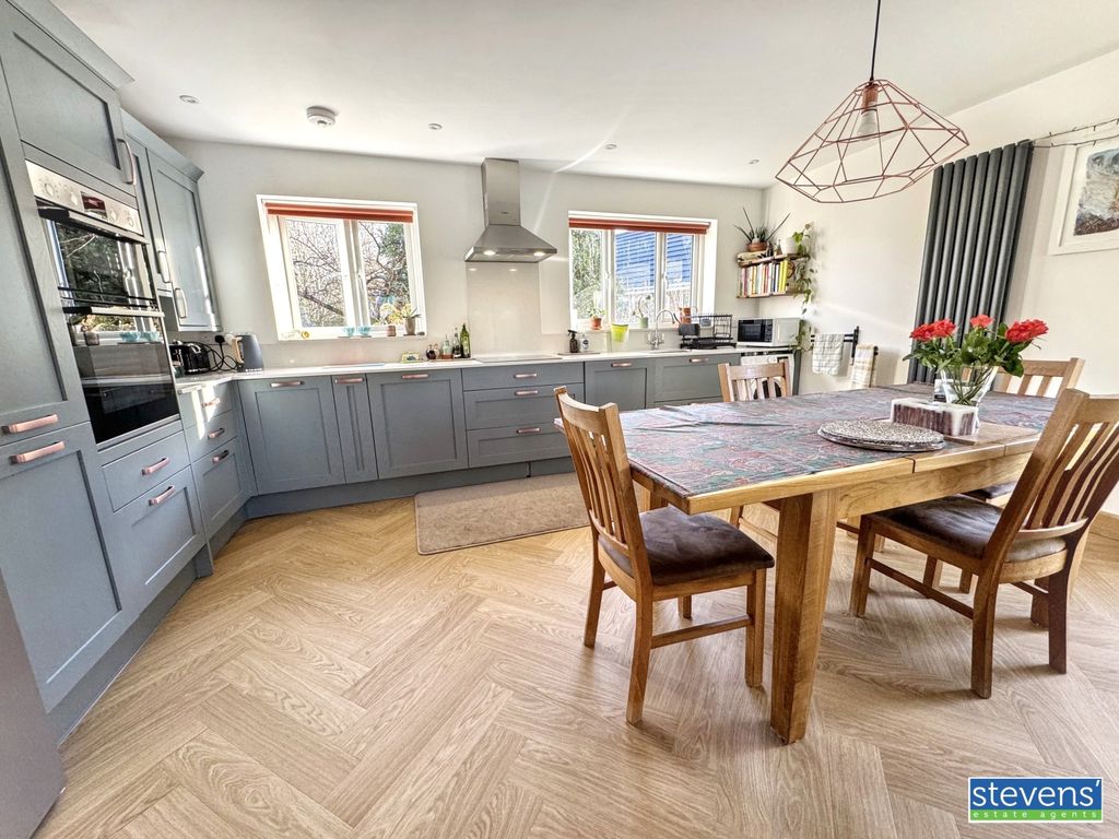 Property photo 2 of 14 Image00008