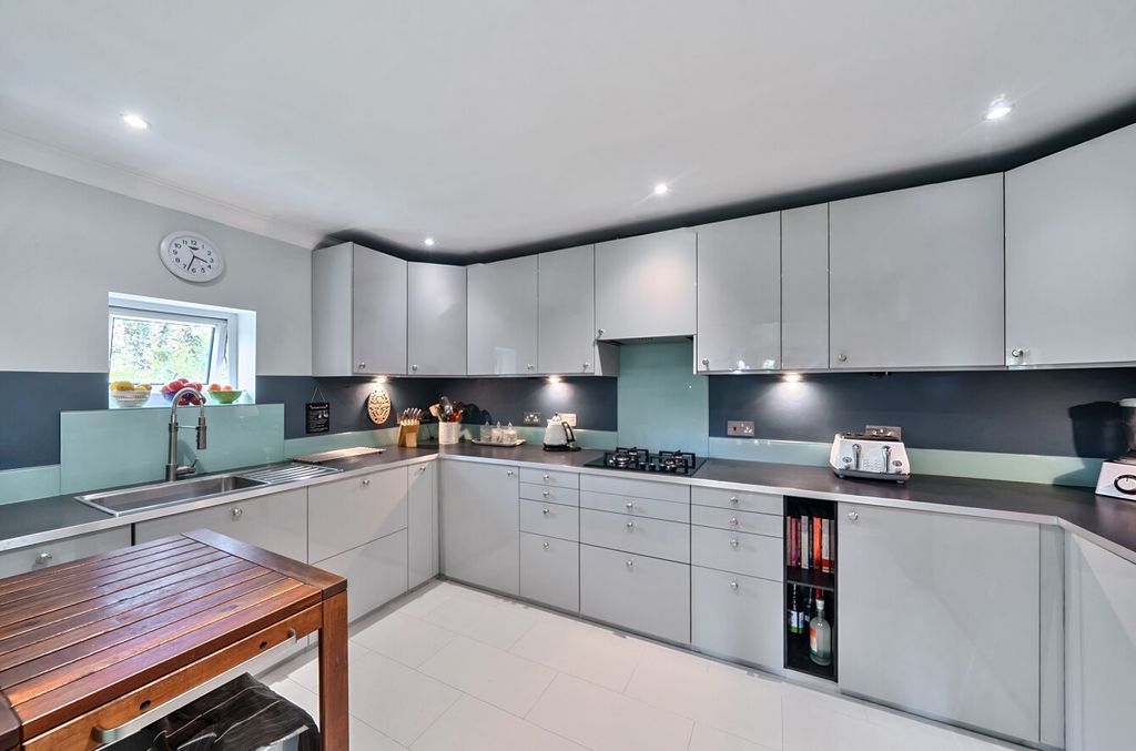 Property photo 3 of 14 1336646-25-689621...