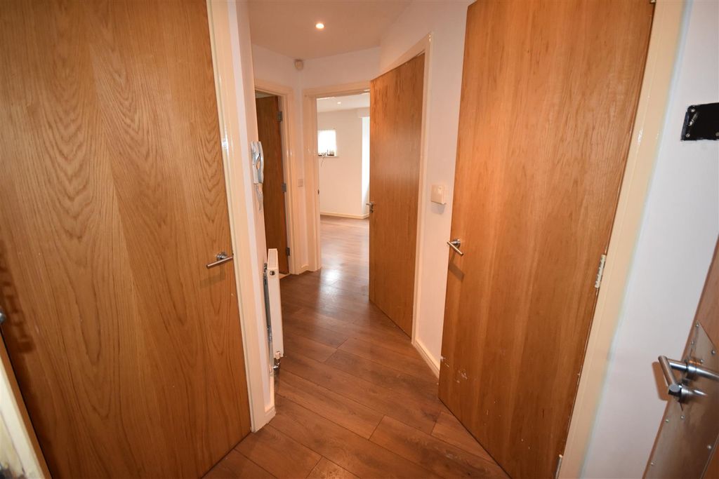 Property photo 2 of 11 Entrance Hallway