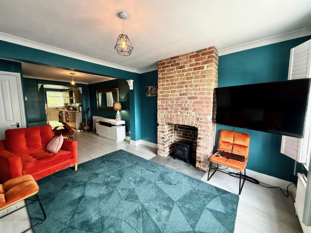 Property photo 3 of 8 Lounge.Jpg