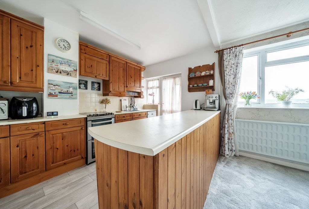 Property photo 3 of 10 Kitchen