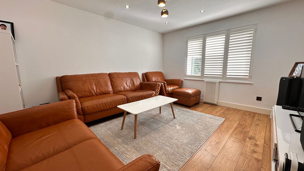 Property photo 3 of 8 Lounge