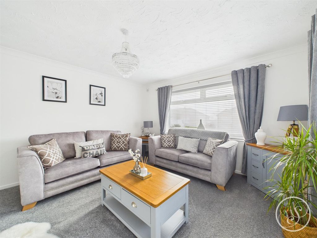 Property photo 3 of 15 Lounge