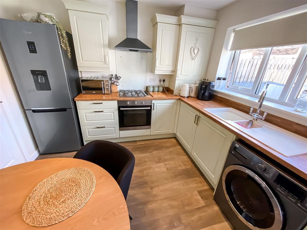Property photo 3 of 10 Kitchen/Dining Room