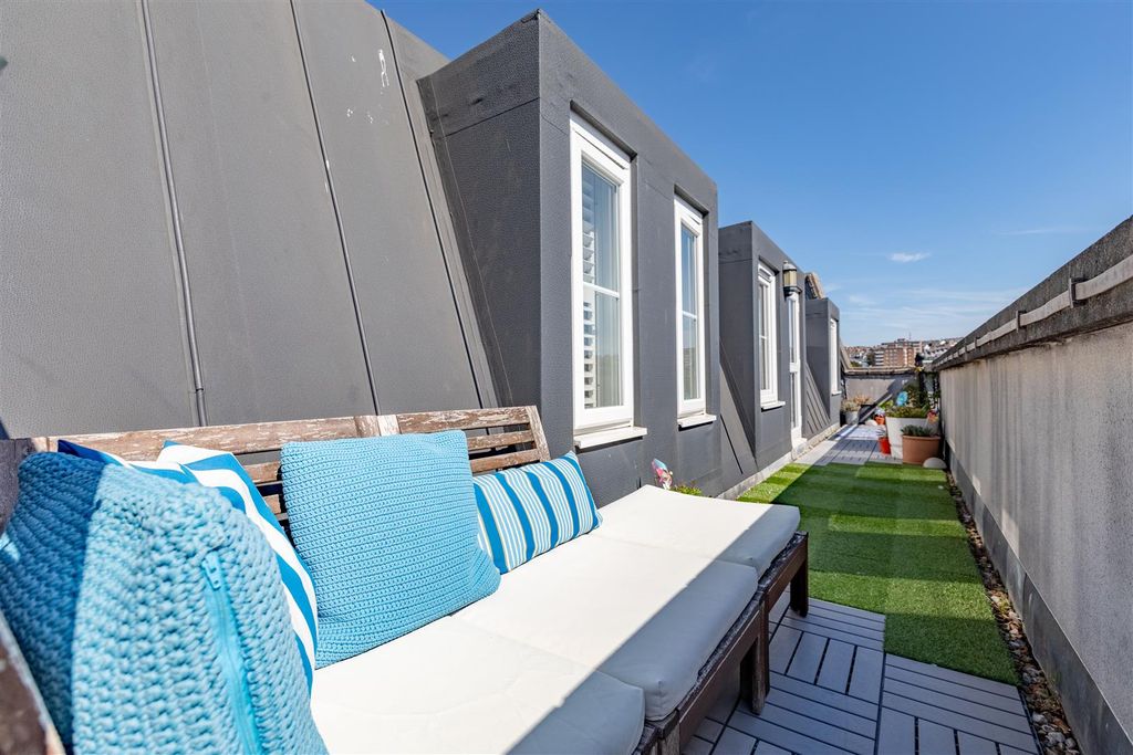 Property photo 3 of 17 Roof Terrace