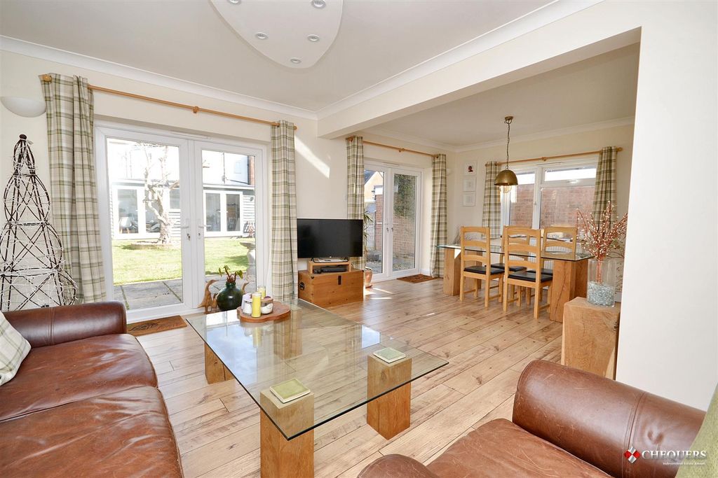 Property photo 2 of 18 Lounge/ Dining Room