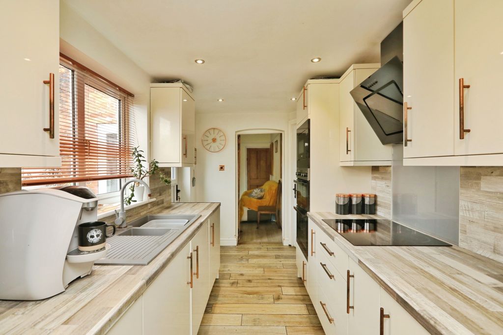 Property photo 2 of 16 Kitchen