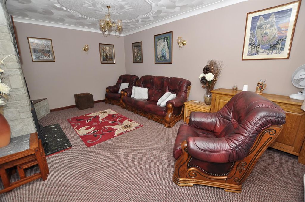 Property photo 2 of 21 Lounge: