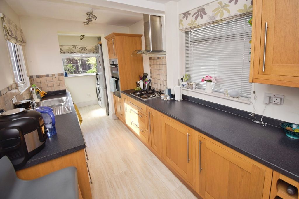 Property photo 3 of 31 Kitchen