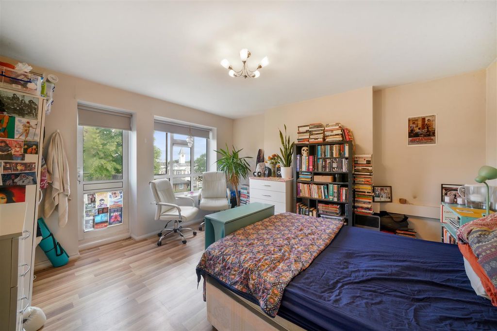 Property photo 3 of 16 The Herons, E11