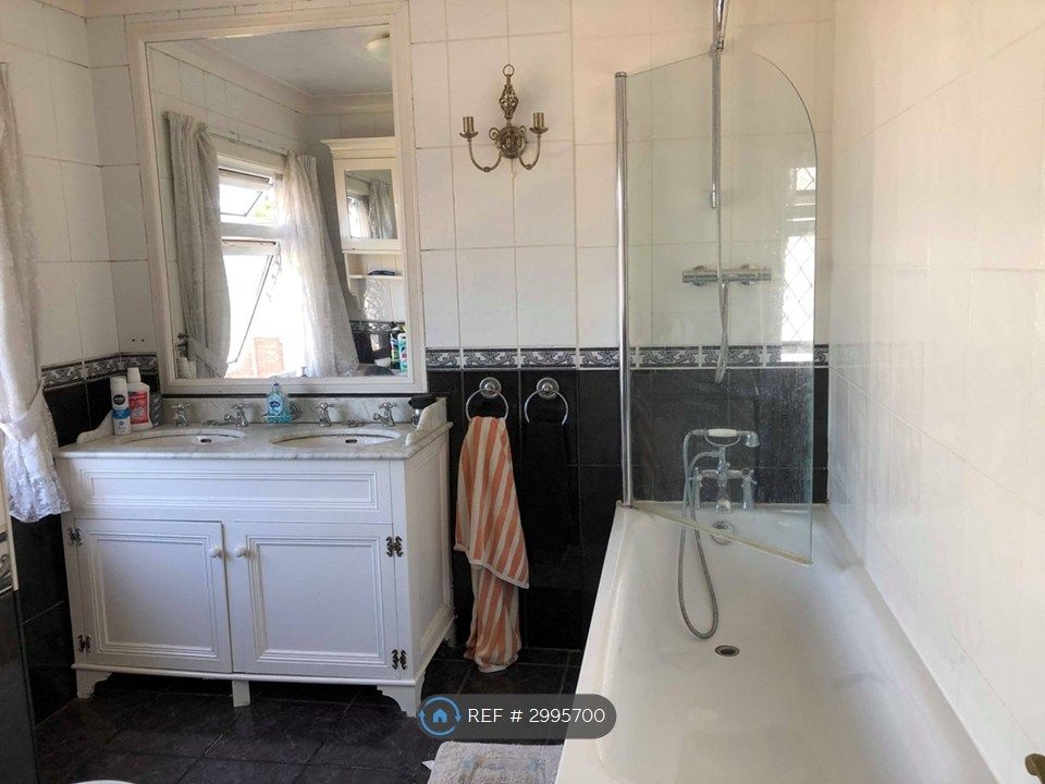 Property photo 3 of 10 Family Bahroom