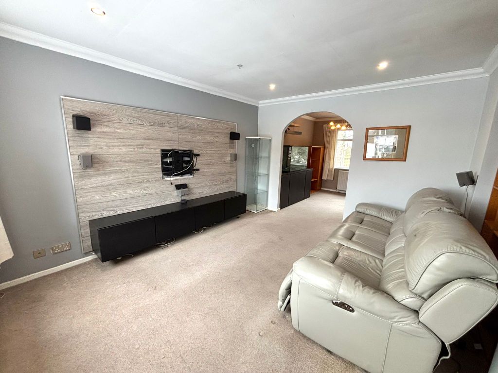 Property photo 3 of 31 Living Room