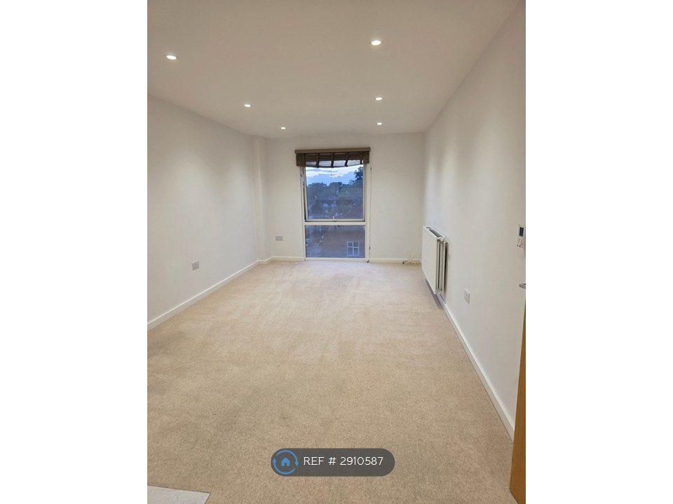 Property photo 3 of 11 Living Room