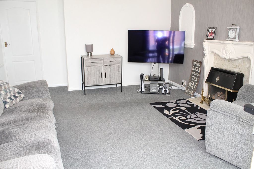 Property photo 2 of 12 Lounge