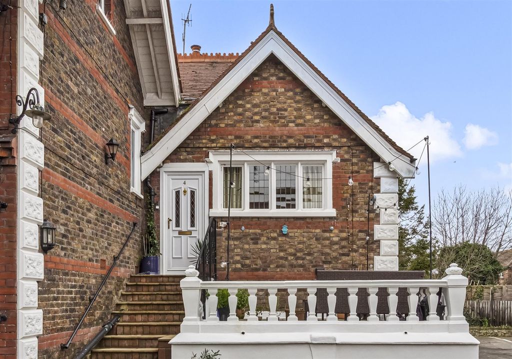 Property photo 1 of 14 4, 14 Bulkington Ave-014.Jpg