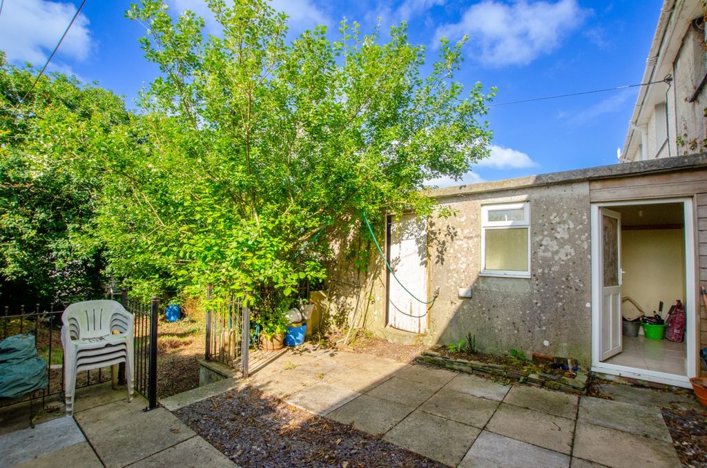 Property photo 2 of 10 17 Northey Road Tps Bodmin Branch 01208 74182 -4-2