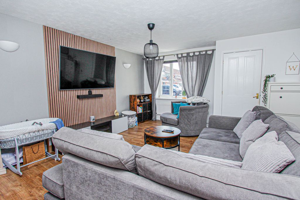 Property photo 2 of 16 Lounge