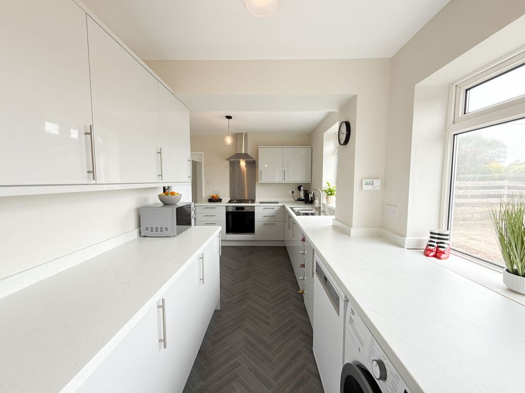 Property photo 1 of 11 Kitchen