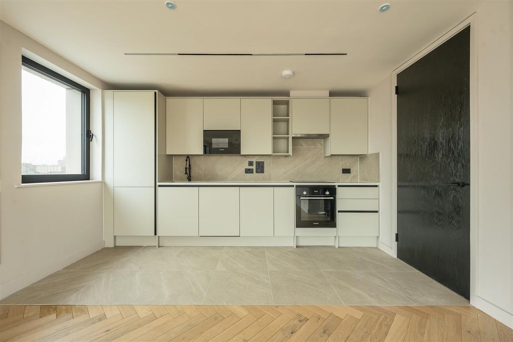 Property photo 3 of 14 Fulbourne Road, E17