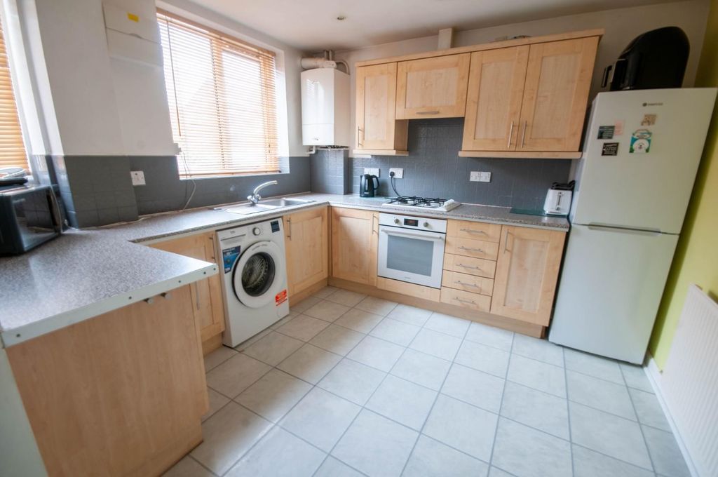 Property photo 3 of 9 Dining Kitchen