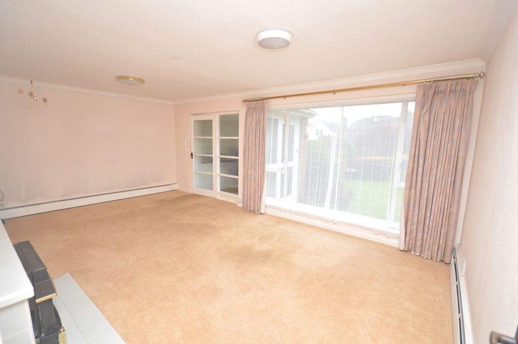 Property photo 3 of 21 3 - Lounge