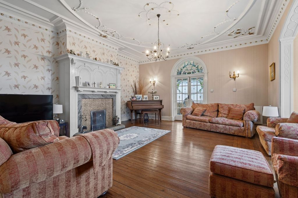 Property photo 2 of 33