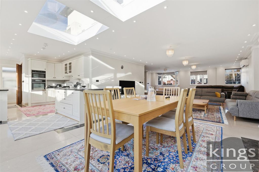 Property photo 3 of 36